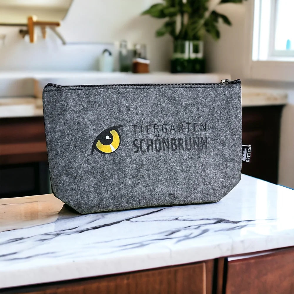 Kosmetiktasche aus RePET-Filz mit Tiergarten Logo